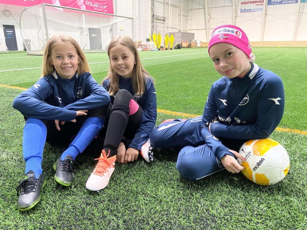 TRIVELIG TRIO. Silje Tønder Vasskog (10), Frida Skog Ranberg (10) og Celina Aanstad (10) synes sommerfotballskolen er skikkelig moro.
 Foto: Kenneth Strømsvåg