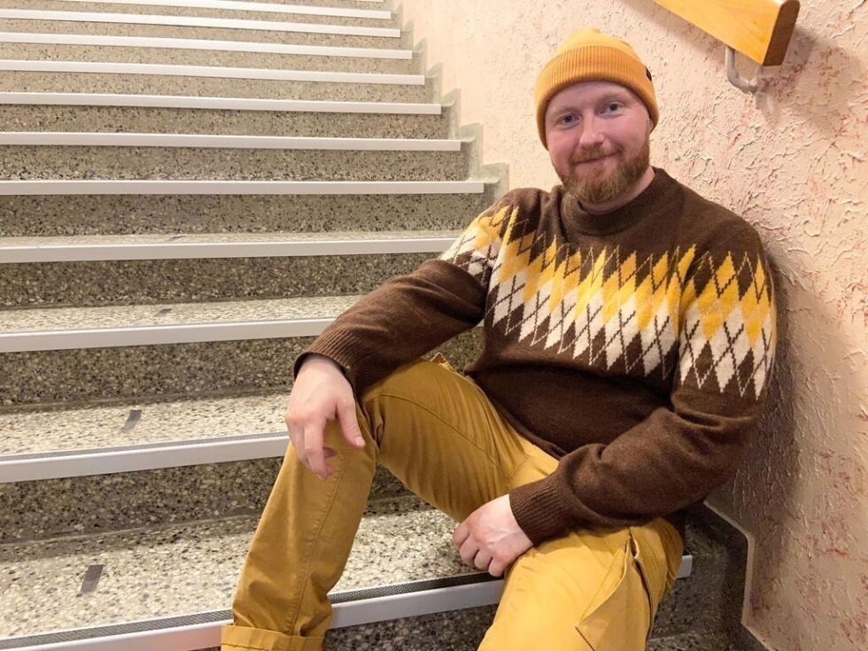 PUSTET UT. Kevin Kildal tok seg en pause i kino-trappa før turen gikk hjem igjen til Bodø.
 Foto: Kenneth Strømsvåg