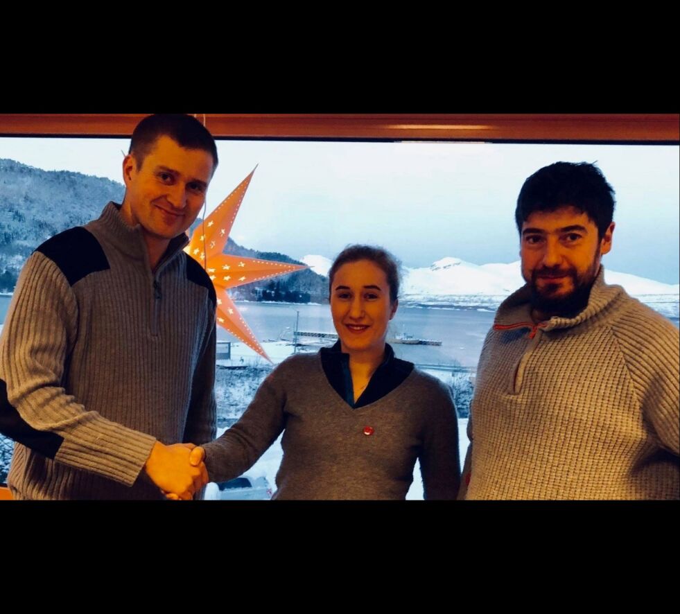 TAR OVER. Tor Olav Testad Lundal, Enzo Pirra og Valentina Mariotti signerer avtale for overtakelse av Arctic Cabins. Foto: Arctic Cabins