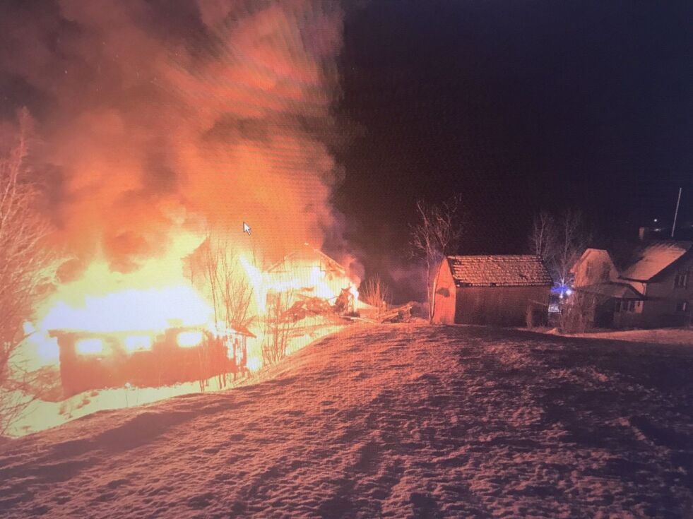 To bygg brant ned til grunnen på Kines i Sørfold forrige helg.
 Foto: Politiet