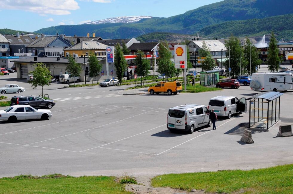 KOMMER TILBAKE. Nå kommer bussene tilbake til sin gamle parkeringsplass ved siden av Shell. Foto: Arild Bjørnbakk