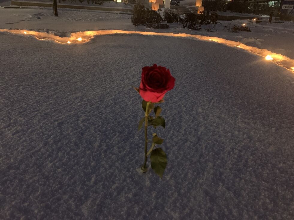 En enkel rød rose i snøen, i et hjerte dannet av lysende fakler. Slik valgte noen å markere Trafikkofrenes dag i Fauske.
 Foto: Espen Johansen