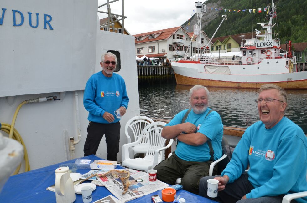EN GOD LATTER. Odd, Per og Fritz har det artig ombord i den flotte båten.
 Foto: Sverre Breivik