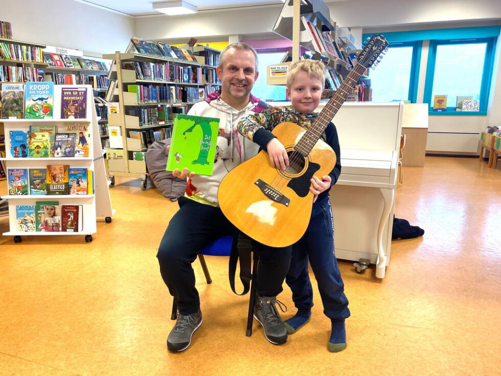 ABLEGØYER. Julian Sandbakk Paulsen (8) var en ivrig tilskuer da Kristian Winther gjestet Sørfold bibliotek sist lørdag.
 Foto: Eva S. Winther