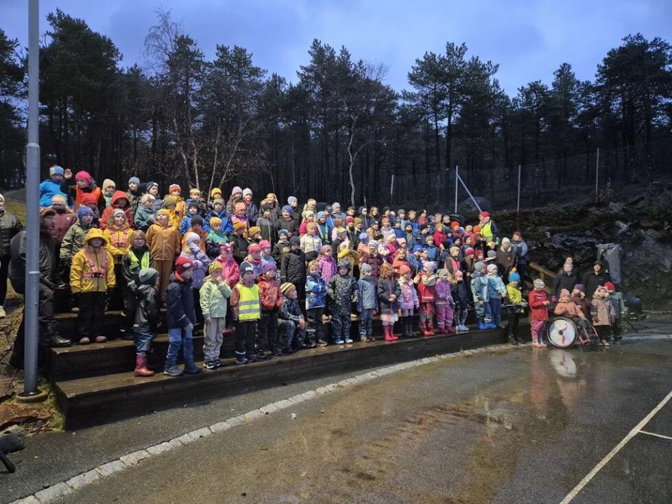 VÅTT. Elevene på skolen underholdt ute, selv om det var skikkelig høstvær på Finneid denne kvelden.
 Foto: Finneid skole