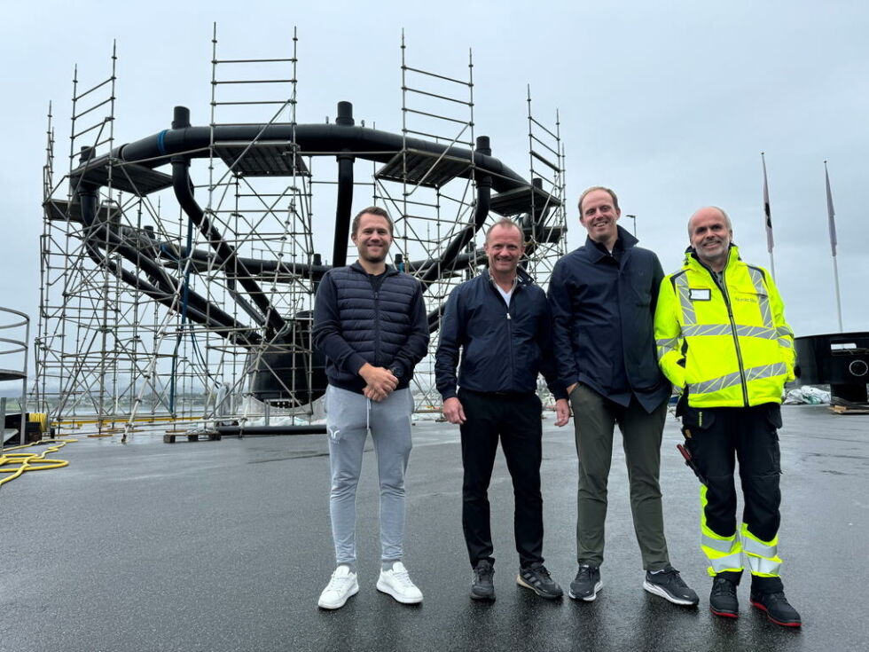 UNIK SATSING. På kaien nedenfor Wenberg fiskeoppdretts lokaler er et nytt byggverk på vei til å reise seg. Det er Nordic Blu Technologys nye storsatsing på semi-lukkede oppdrettsmerder som nærmer seg en realitet. Fra venstre: Styreleder Jørgen Wenberg, styremedlem Ørjan Wenberg, styremedlem Ivar Andreas Forn og daglig leder Idar Lindanger foran merden som snart skal i fjorden for å testes.
 Foto: Helge Simonsen