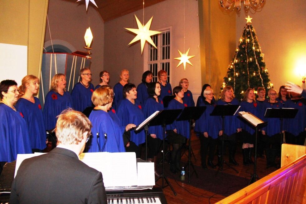 LAGDE JULESTEMNING. Korinteran sørger årlig for julekonsert i Beiarn. Her er de for to år siden, også da i samarbeid med Sveinar Aase.