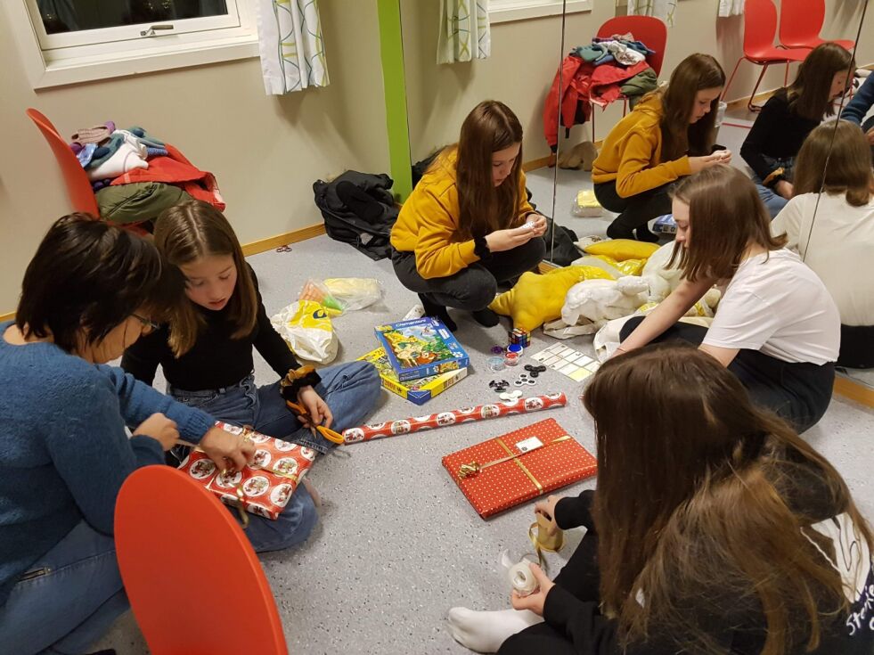 JULEGAVER. Gruppa Sterke jenter i Sørfold har samlet inn og gitt over 70 julegaver til barn på et barnehjem i Ukraina.
 Foto: Sterke jenter