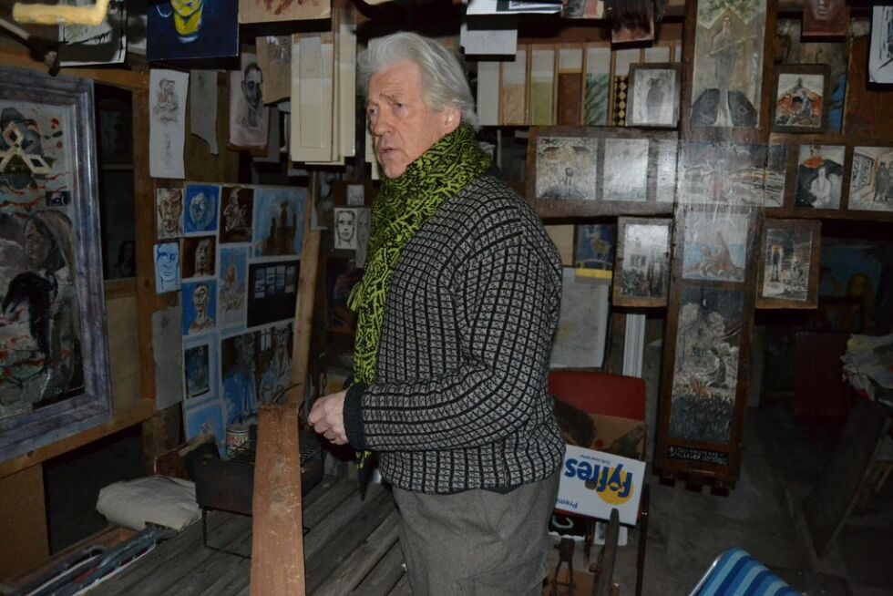 ATELIER. Kunstneren, Tor Kristian Dancke i sitt atelier i fjøset i Espenes, der det før var geiter.
 Foto: Ole Kristian Andreassen