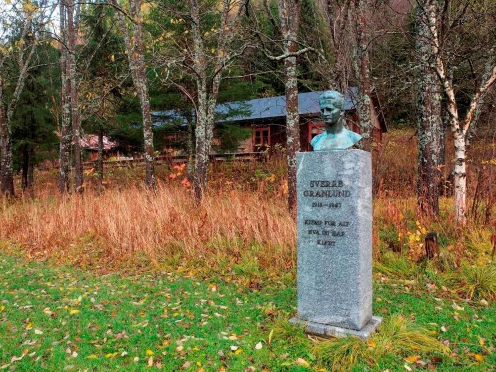 OMKOM. Utenfor Blodveimuseet i Saltdal står det en minnestøtte over krigshelten Sverre Granlund som Finn Rønnebu skal fortelle historien om på mandag. Foto: Ulf Bakke