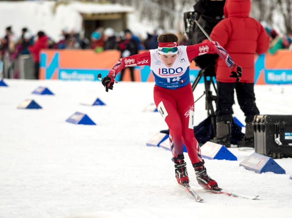 SPURT. Ingrid Mathisen vant spurten mot Magni Smedaas med to tideler og sikret seg dermed en topp 15-plassering på NM i skiathlon. Det er én av grunnene til at hun nå får Nordland skikrets sin innsatspokal. Foto: Ole Reidar Mathisen