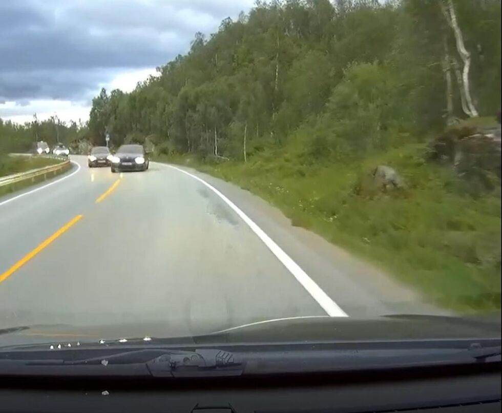 FARLIG. Hermod Evjen måtte stå på bremsen for å unngå kollisjon da det kom en bil imot på E6.
 Foto: Skjermdump fra video