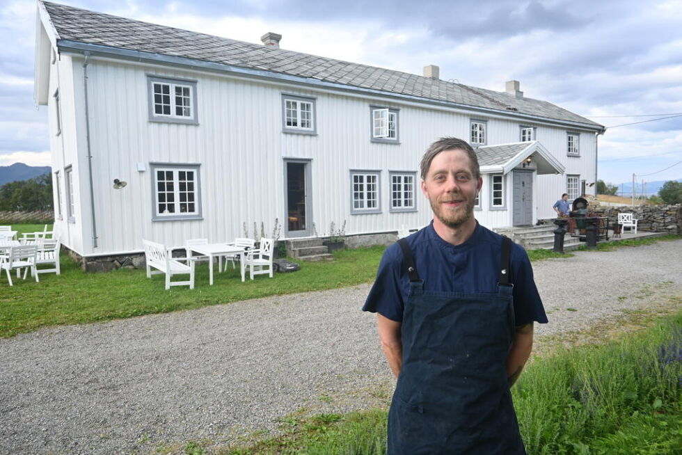 HELT SPESIELL. Espen Jensen foran Kvitnes gård, et helt spesielt spisested som har vakt internasjonal interesse.
 Foto: Alle foto: Stig Bjørnar Karlsen