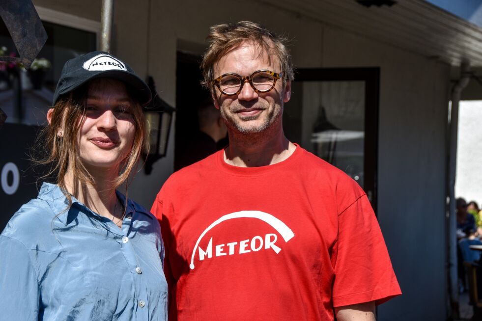PRODUSENT. Håvind Engmark og dattera Åsne er på Rognan for å selge takker under Møsbrømlefse-festivalen i Saltdal.
 Foto: Linn Braseth-Gulliksen