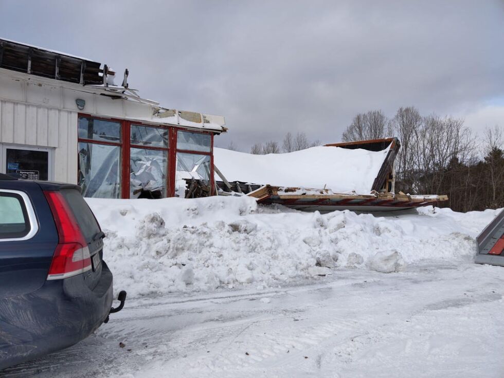 KOLLAPSET. Den gamle butikken på Kvarv måtte gi tapt for snøen i mars i år. Huseier har en plan for håndtering av bygget, men kommunen etterlyser nå en formell søknad om riving.
