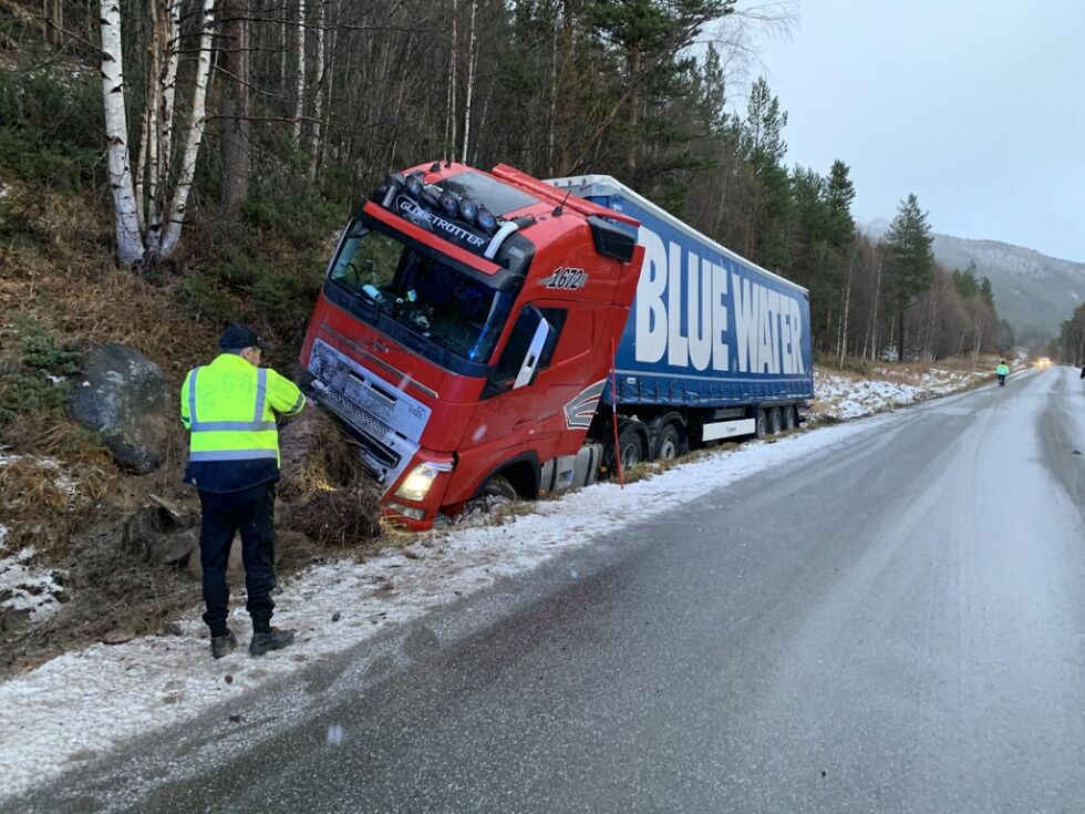 HINDRING. Sjåføren på denne traileren har opplevd hvilken hindring E6 mellom Borkamo og Sørelva kan være for varetransport.
 Foto: Maria Trondsen