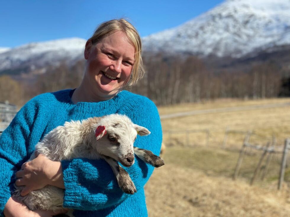 TRAVLE DAGER. Prosjektleder for Heilt innafor, Lena Cecilie Pedersen Osnes, på hjemmebane i Seljeåsen med et av lammene på familiens gård som hun og kona Jeanette forpakter.
 Foto: Eva S. Winther