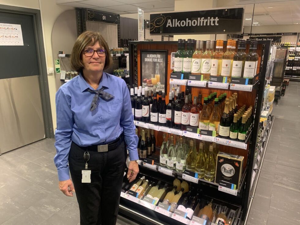 TREND. Salget totalt gikk ned litt under to prosent i 2019, men salget av alkoholfrie produkter økte kraftig, sier butikksjef Marit Sollund på Vinmonopolet på Fauske.
 Foto: Espen Johansen