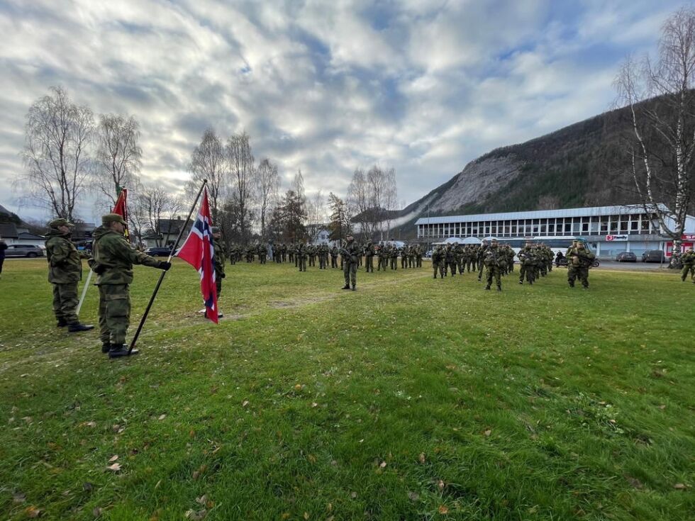 SPREK 75-ÅRING. Det var en fin og mektig markering av 75 år med heimevern i Norge på Rognan fredag ettermiddag.
 Foto: Helge Simonsen