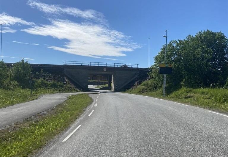 STENGER VEI. Fra onsdag 3. juli skal det skiftes stikkrenner på fylkesveien mellom Straumsnes og Kosmo. Dette vil påvirke trafikken på dagtid.
 Foto: Nordland fylkeskommune