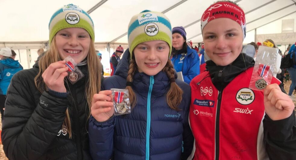 STAFETTLAG. Disse tre Fauske IL-jentene tok fire av de seks medaljene som Indre Salten-løperne sto for i NNM. Fra venstre Pernille Oline Pedersen Amundsen, Marte Alstad-Larsen og Marie Risvoll Amundsen. Alle foto: Fauske IL ski.