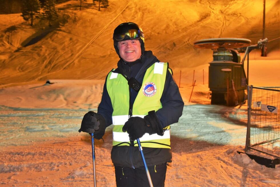 NATURSNØ. Daglig leder i Vestvatn alpinanlegg, Arne Berg er selv en entusiastisk alpinist og akkurat nå ønsker han seg natursnø mer enn noe annet for å få åpnet bakken. 

Bildet ble tatt sist vinter.
 Foto: Lars Olav Handeland