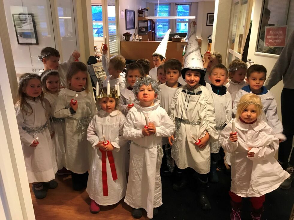 LUCIA. Storavdelinga til Lyngheia barnehage var på besøk hos Saltenposten torsdag for å synge «Santa Lucia». Foto: Frank Øvrewall
