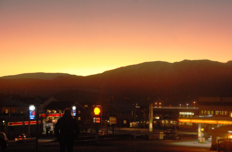 SOLA SNUR. Den 21. november er det vintersolverv. De fleste steder i Indre Salten har klarvær og får nyte en vakker rødfarget himmel på årets korteste dag.
 Foto: Maria Trondsen