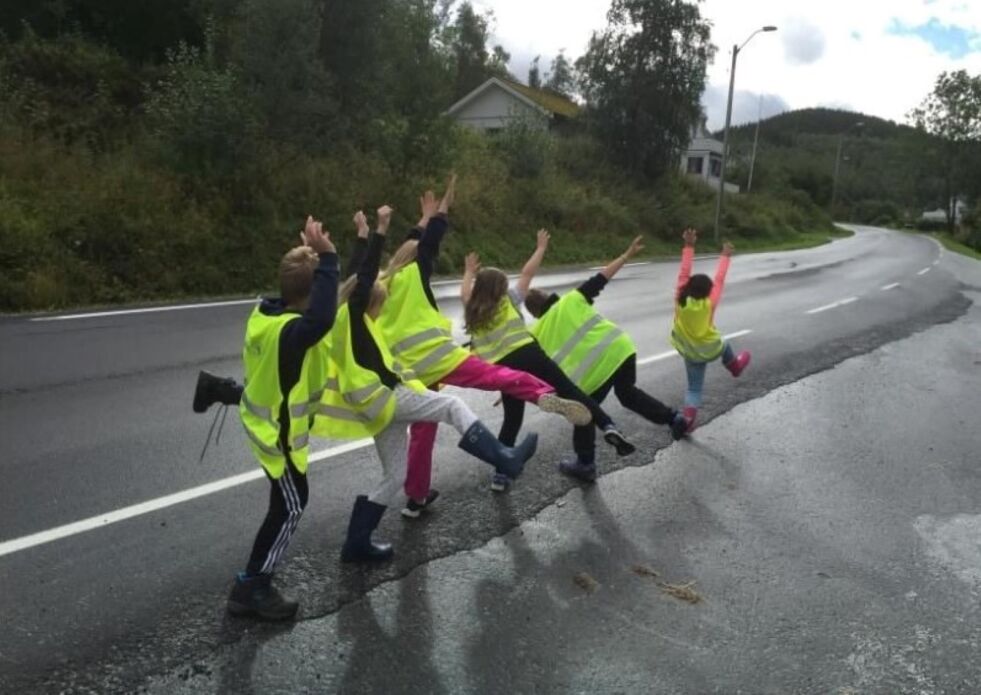 TRAFIKKSIKKERHET. Røsvik skole i Sørfold har fått penger fra trafikksikkerhetsutvalget i Nordland til flere trafikksikkerhetstiltak. Foto: Røsvik skole