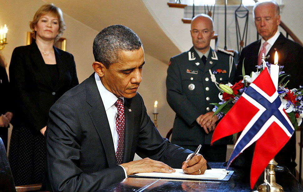 REPRESENTERTE NORGE. Fungerende ambassadør, Berit Enge, sammen med daværende president Barack Obama, da han undertegnet kondolanse-protokollen etter 22.juli-terroren. Til høyre nåværende president Joe Biden.
 Foto: REUTERS