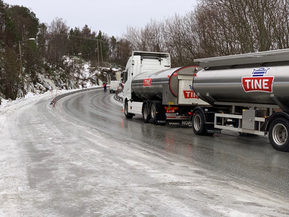 GLATT. Tunge kjøretøy hadde vanskeligheter med å komme seg opp bakken ved Kleiva utenfor Fauske sentrum på fredag.
 Foto: Bjørn L. Olsen