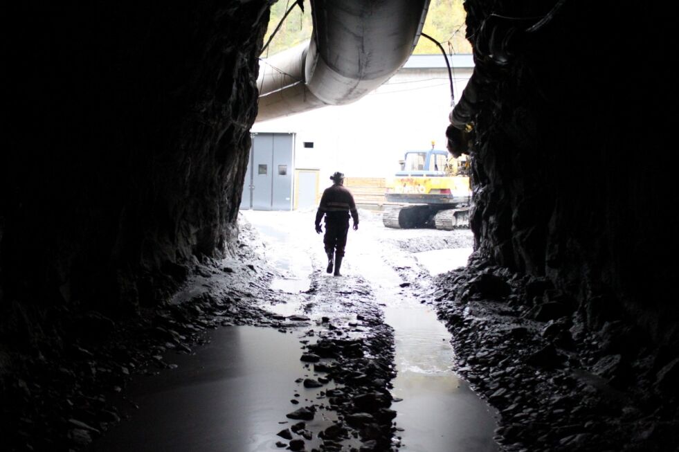 TØFT. De fem gutta som jobber i tunnelen er vant med røffe forhold. De jobber nesten hele dagen under jorda med et prosjekt de færreste faktisk ser. Alle foto: Sindre Groven