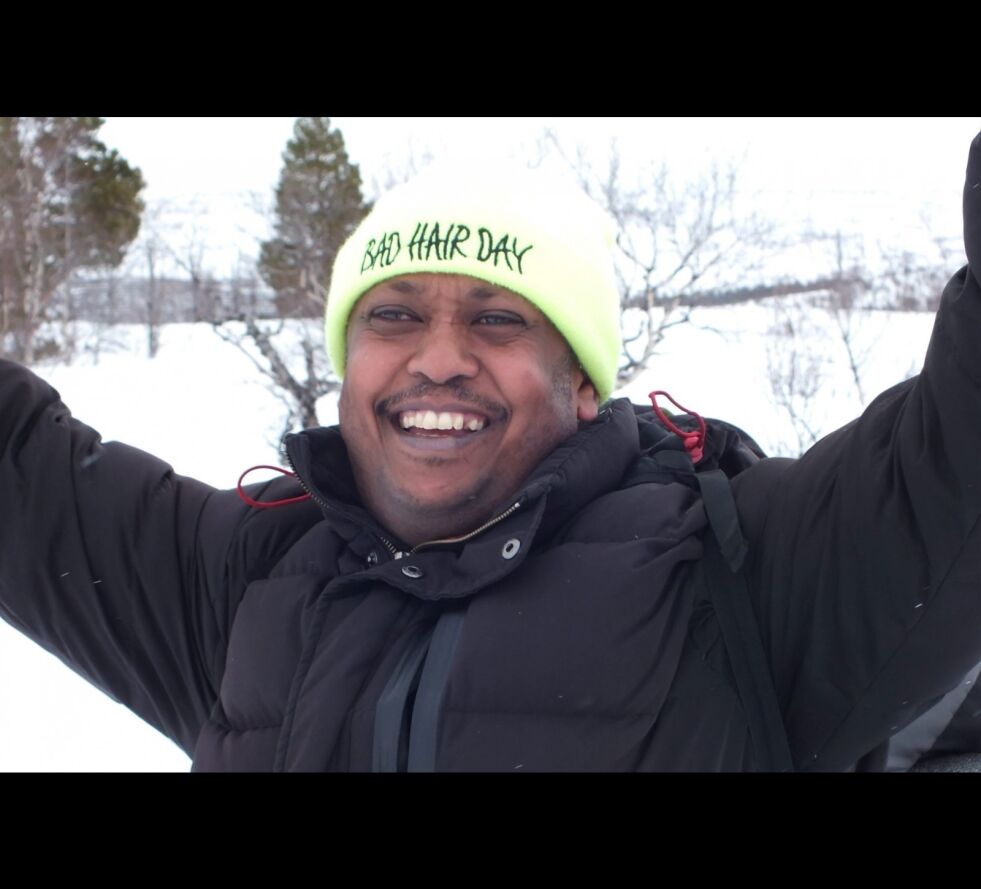 NYE VENNER. Elwlud Ahmed (36) er leder av samarbeidsrådet ved Rognan mottakssenter. Nå ønsker han å bli bedre kjent med nordmenn og lokalbefolkningen i Saltdal, for å lære mer om kulturen her, og gjerne omvendt. Foto: Sven Blomberg