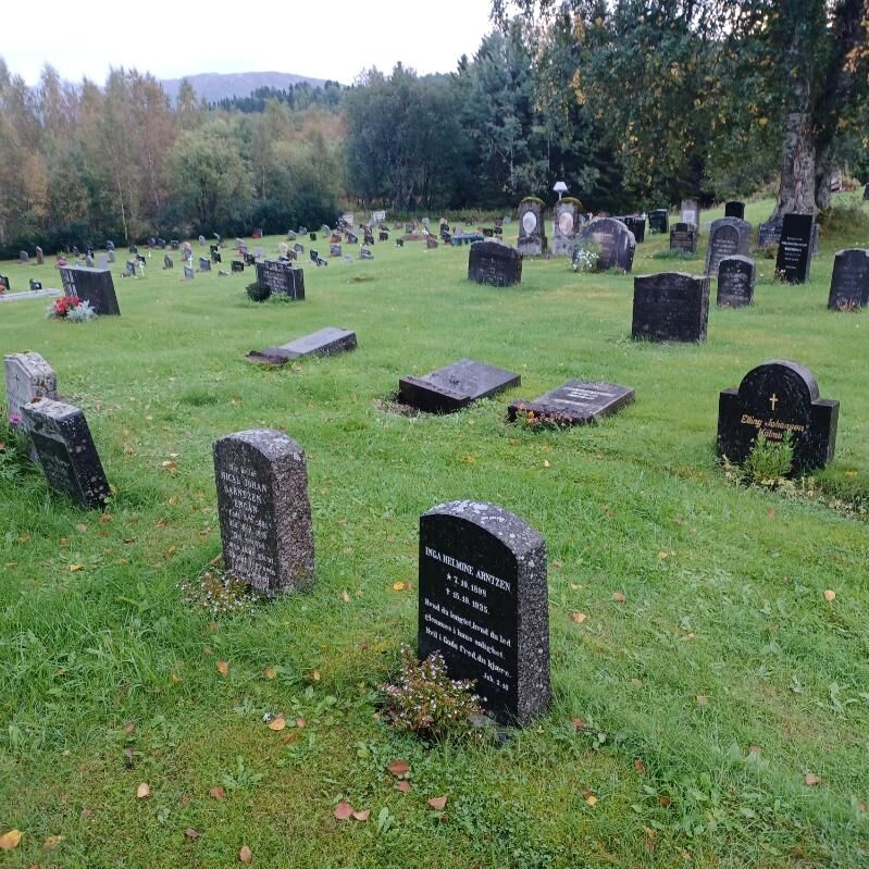 Dette er tre av gravstøttene som er veltet på kirkegården i Røsvikdalen.
 Foto: Beate Breivik