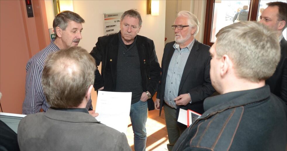 DISKUTERTE. Det kan skje mye spennende i politikken. Her fra et møte mellom gruppelederne i Fauske kommunestyre. Fra venstre Ottar Skjellhaug (Ap), Kenneth Svendsen (Frp), Jørn Stene (FL), Arne B. Vaag (V), Kjell Sverre Jakobsen (AFI) og Ronny Borge (H). Foto: Eva S. Winther
