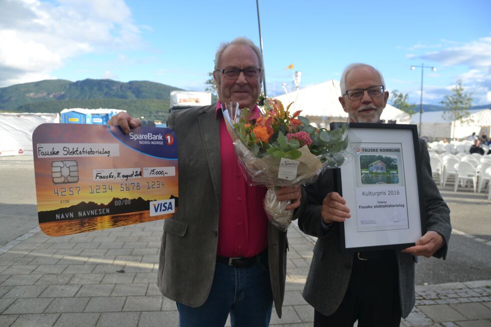 Kjell Sture Hugaas og Kjell Bakken tok i mot prisen på vegne på Fauske Slektshistorielag.
 Foto: Ina Sand Solli