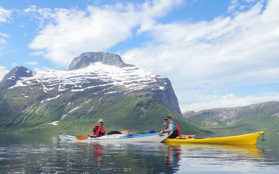 GODE VENNINNER. Hanne og Tove Lise, to glade padlere på Sjunkfjorden, med Sjunkhatten bak.
