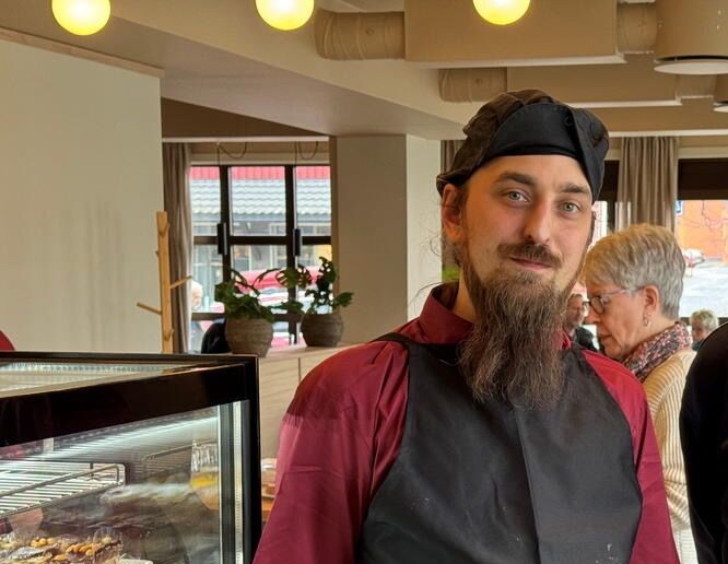 ENDELIG I GANG. Daglig leder og kjøkkensjef Anders Danielsen på Torget Bistro er både kokk og en ekte rocker på scenen.
 Foto: Helge Simonsen