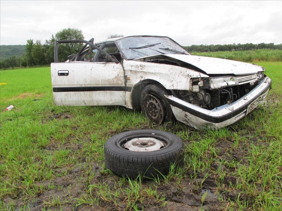 STJÅLET. Denne bilen om ble stjålet i Røsvik natt til søndag, ble funnet igjen i denne tilstanden på Reitan. Den har gått rundt fire-fem ganger, i følge politiet.