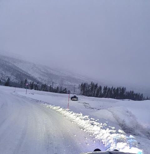 BAR UTFOR. Denne personbilen havnet utenfor veien i morgentimene fredag 10. januar i Saltdal. Men kan tydelig se sporene etter bilen i snøen, etter at føreren ikke klarte å mestre den skarpe svingen etter utgangen av Tjernfjelltunnelen i stor fart.
 Foto: Ørjan Eliassen
