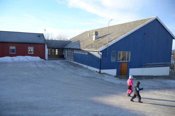 Valnesfjord samfunnshus skal rives, og da «fant» kommunen 200.000 kroner å dele ut