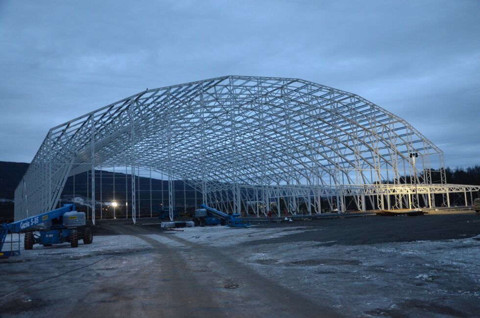Fotballhallen er under oppføring på Vestmyra i Fauske. Den kan gi lokalfotballen et solid løft.
 Foto: Espen Johansen