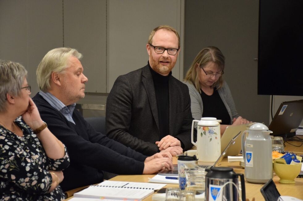 Her er noen av de tillitsvalgte i møte i administrasjonsutvalget i Sørfold. Fra venstre Katrin Elvebakk i Fagforbundet, Tor Eggesvik i Utdanningsforbundet og Sveinar Aase i Creo. Til høyre økonomisjef Kjellaug Bendiksen. Arkivfoto