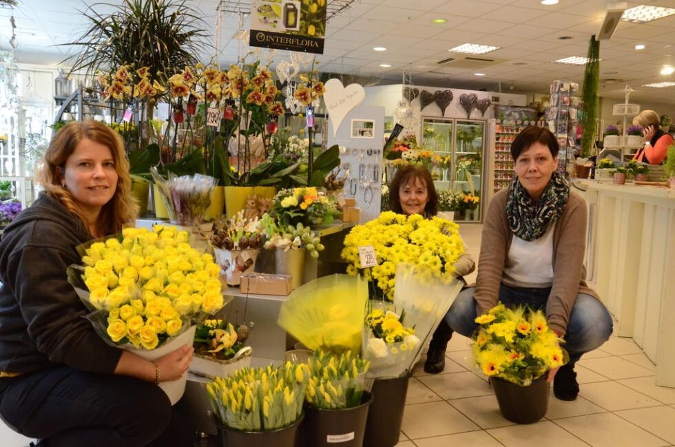 GIR SEG. Daglig leder, Eva Beathe Pettersen (t.v.) sammen med Heidi Salberg og Solrunn Jønsberg på et bilde fra mars 2016. Nå gir hun seg med blomsterbutikk på helårsbasis, og satser bare på sommerblomster.
 Foto: Sverre Breivik