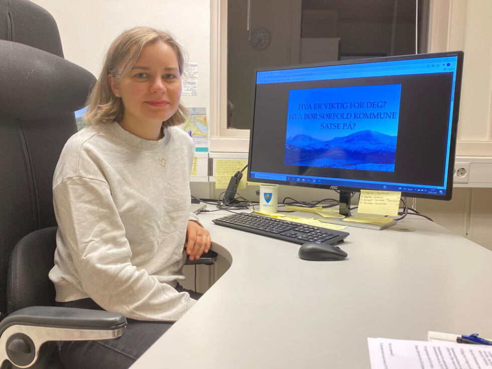 LAGER RAPPORT. Paulina Zvezdova er trainee i Sørfold kommune og jobber spesielt med samfunnsplanen. Nå har hun fått resultatene fra spørreundersøkelsen.
 Foto: Eva S. Winther