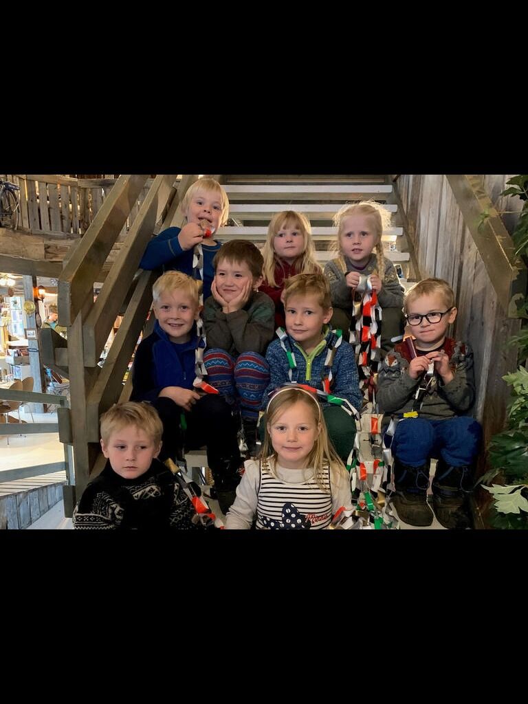 PYNTET TIL JUL. De eldste barna i Knekthågen barnehage samlet i trappa på Kaleido.
 Foto: Sverre Breivik