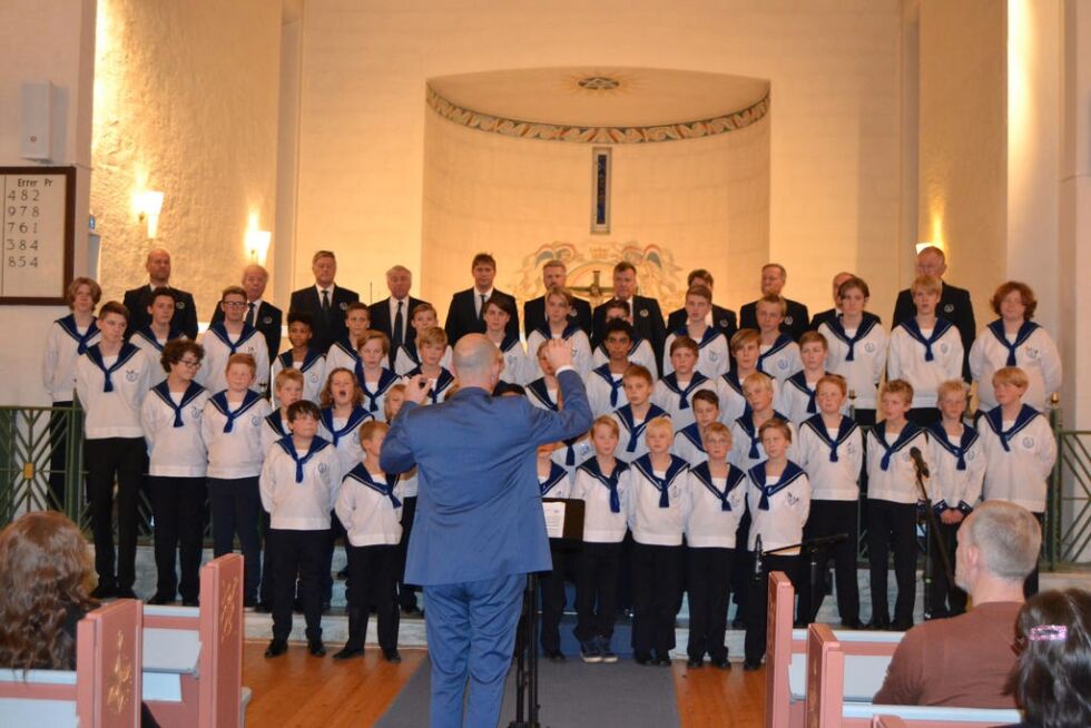 STOR OPPLEVELSE. 60 sangere i Sølvguttene leverte en mektig konsert i Skjerstad kirke i går kveld.
 Foto: Ole Kristian Andreassen