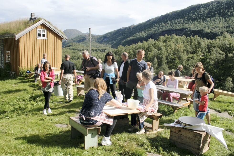 FOLK PÅ GÅRDEN. Lørdag blir det aktivitet mellom de gamle husene på Kjelvik husmannsplass.
 Foto: Maria Trondsen