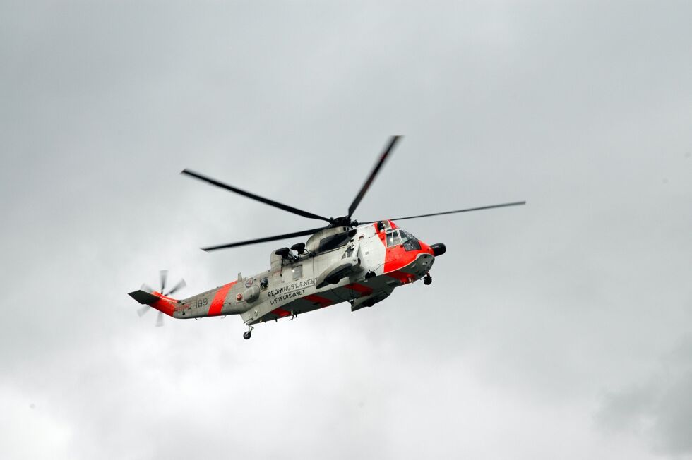 TIL GRENSA. Et Sea King redningshelikopter dro til skadestedet ved Graddis.
 Foto: Kamilla Mathisen