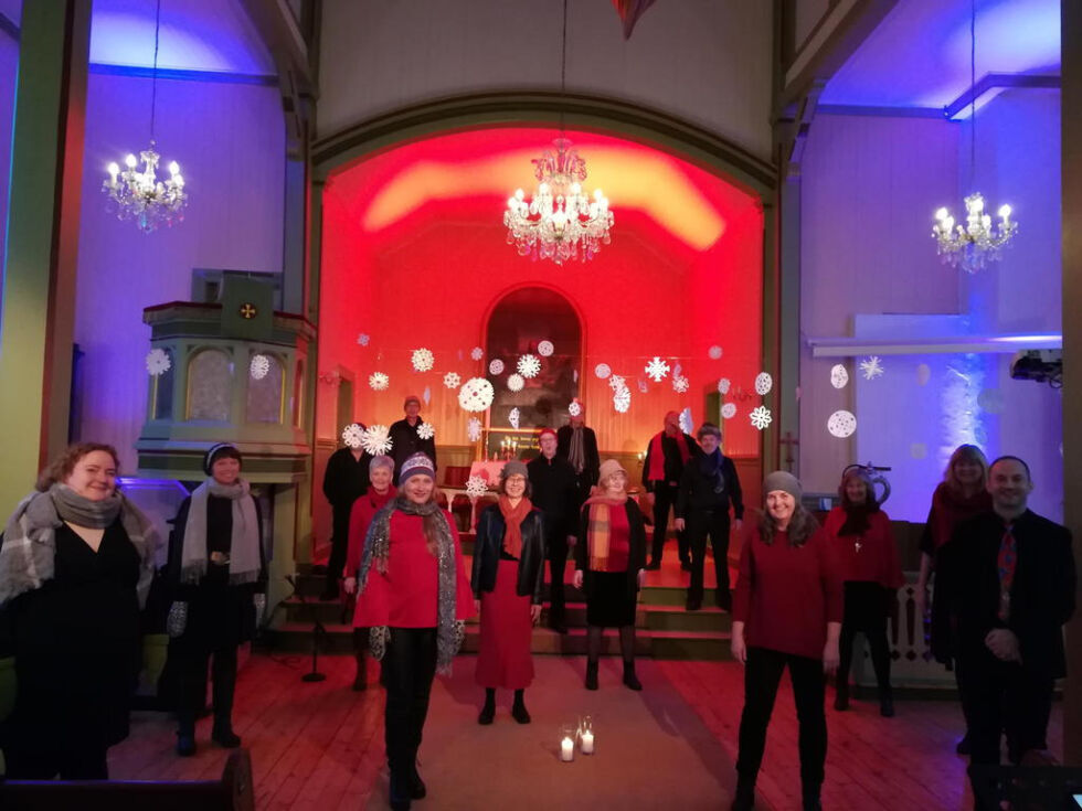 GLEDER SEG. Koret for sangglade mennesker som gjerne gir deg en god opplevelse gjennom sang og stemning håper nå å spre julestemning i Valnesfjord kirke.
 Foto: Privat